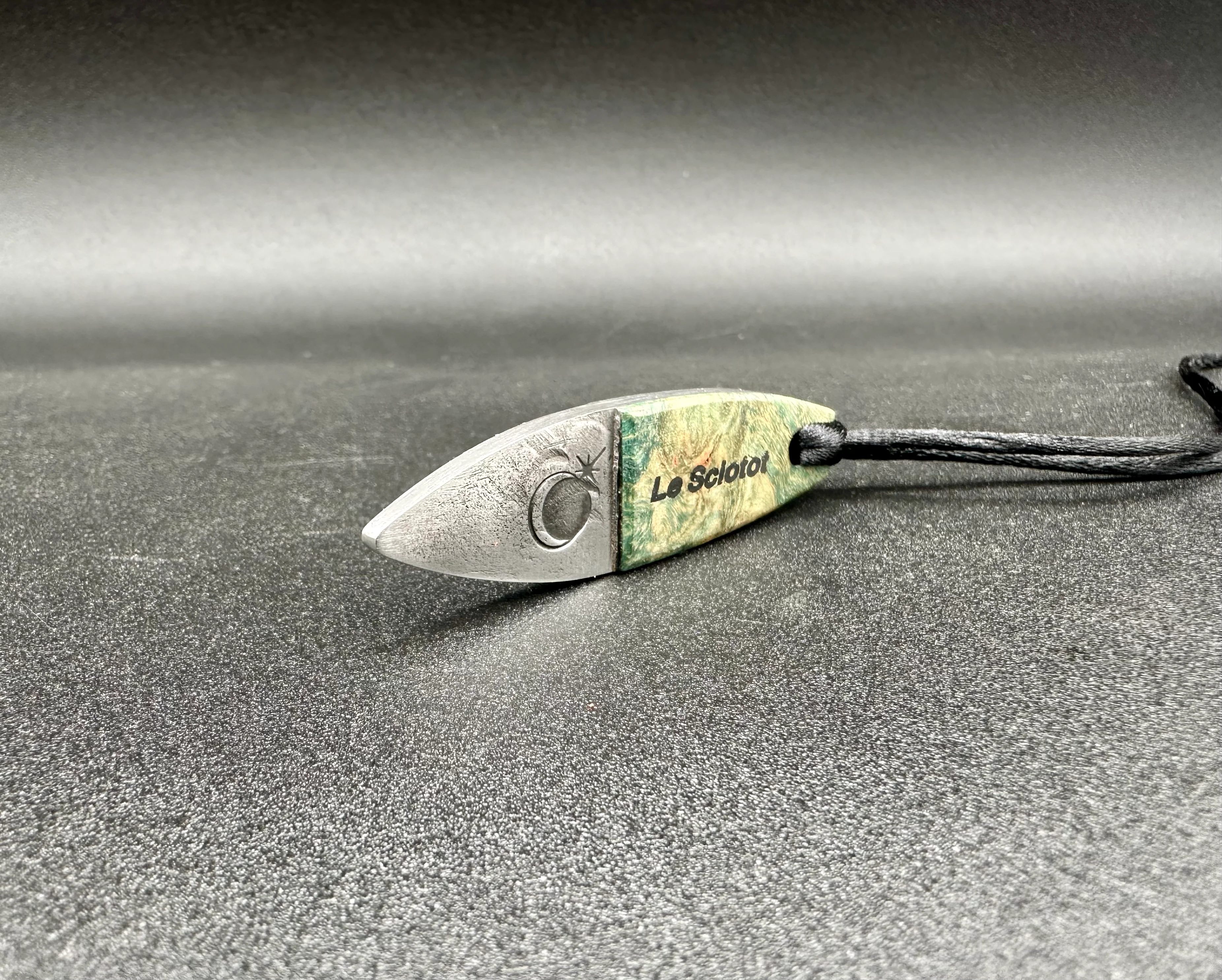 Le Sciotot pendentif Inox et Frêne stabilisé