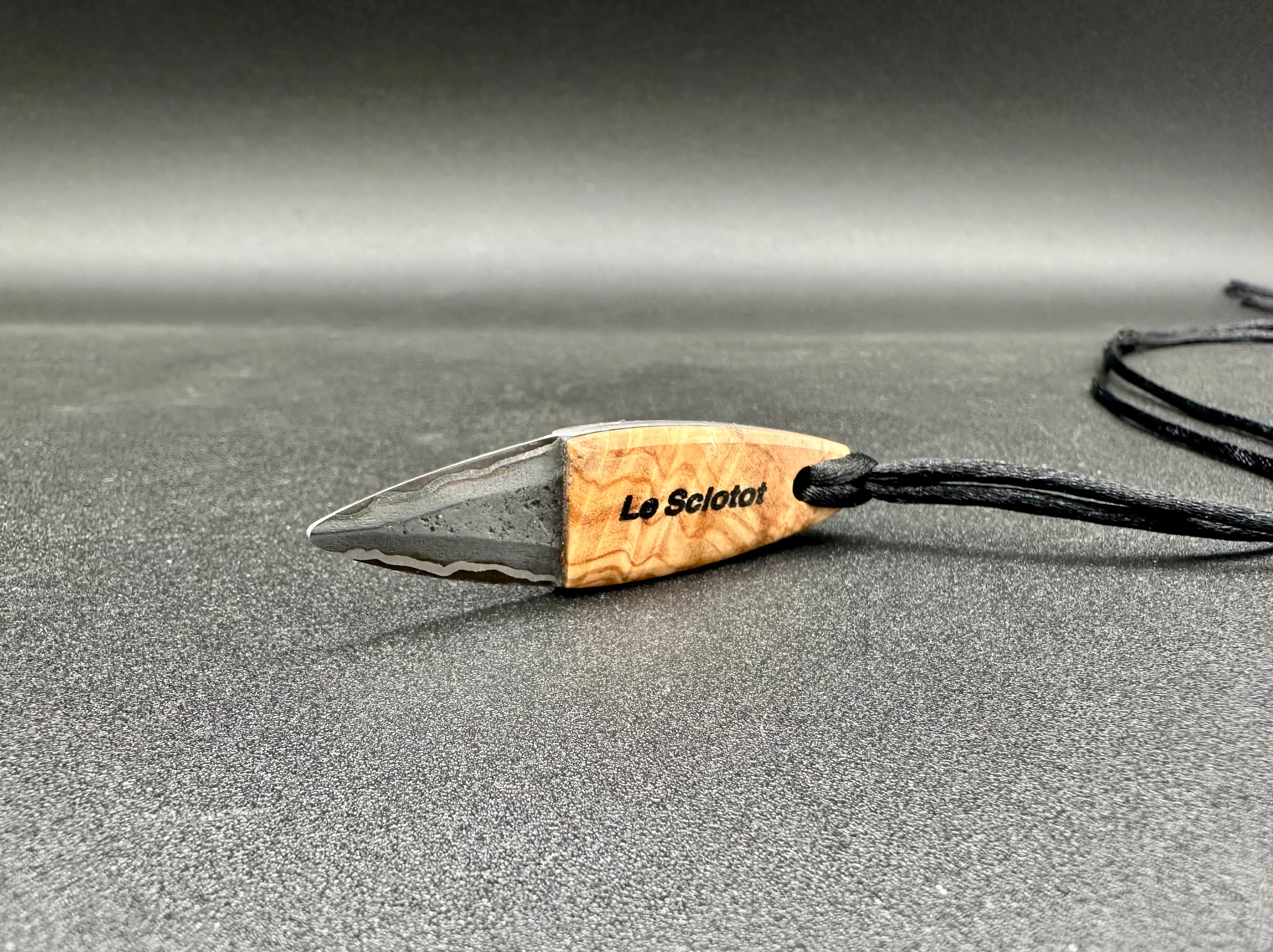 Le Sciotot pendentif GoMaï Carbone/Nickel et loupe d'Olivier