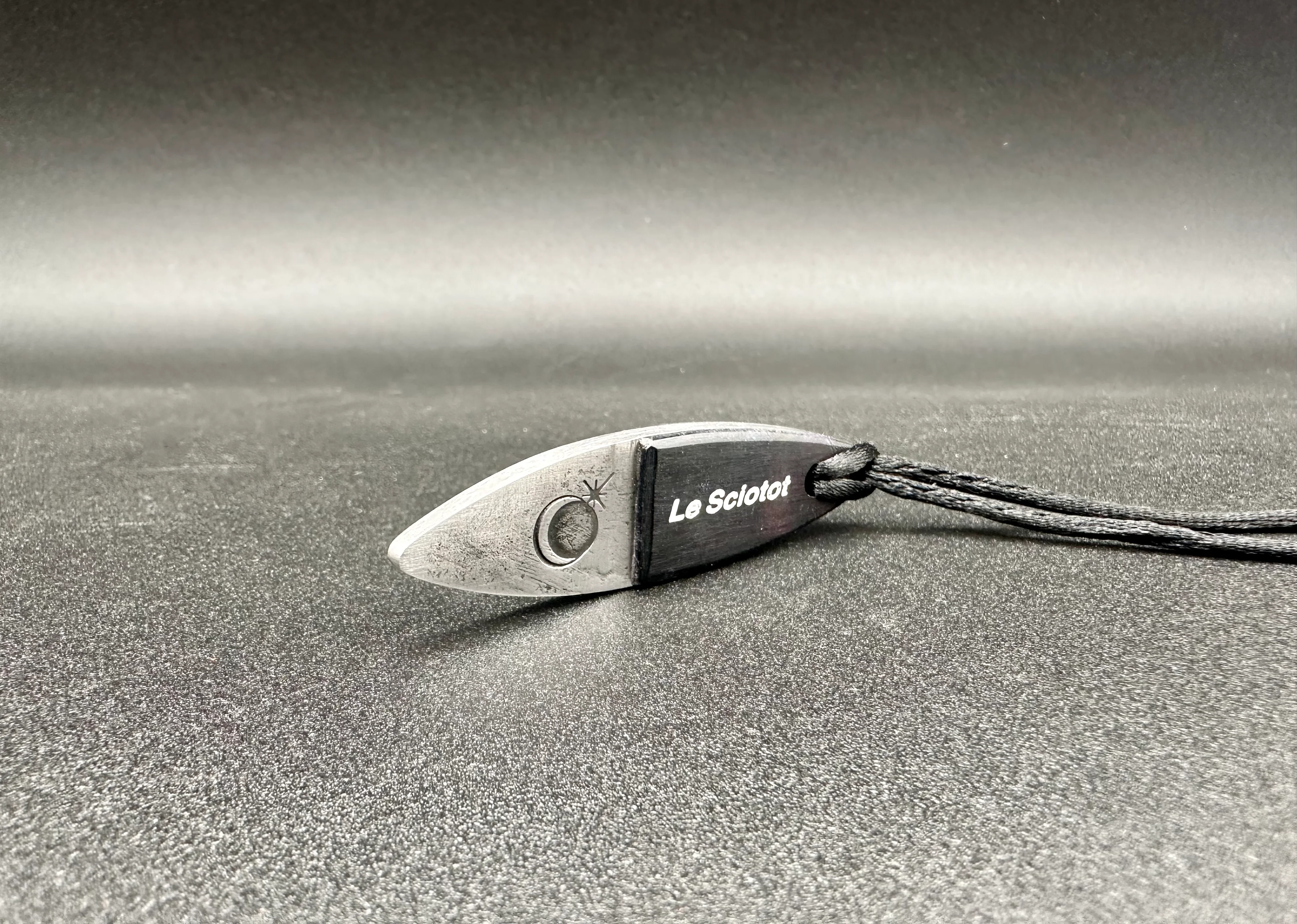 Le Sciotot pendentif Inox et Frêne stabilisé