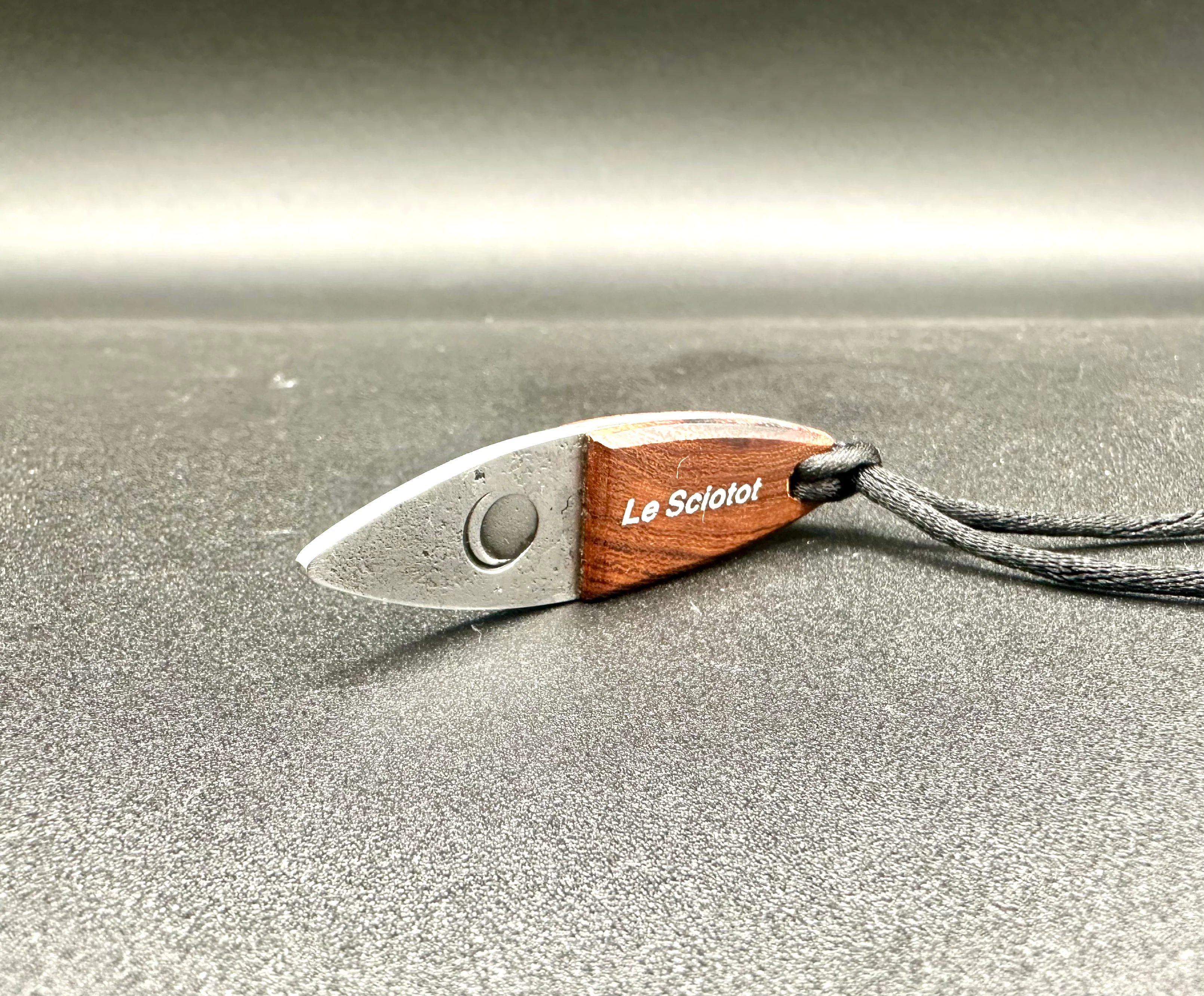 Le Sciotot pendentif Inox et bois de fer