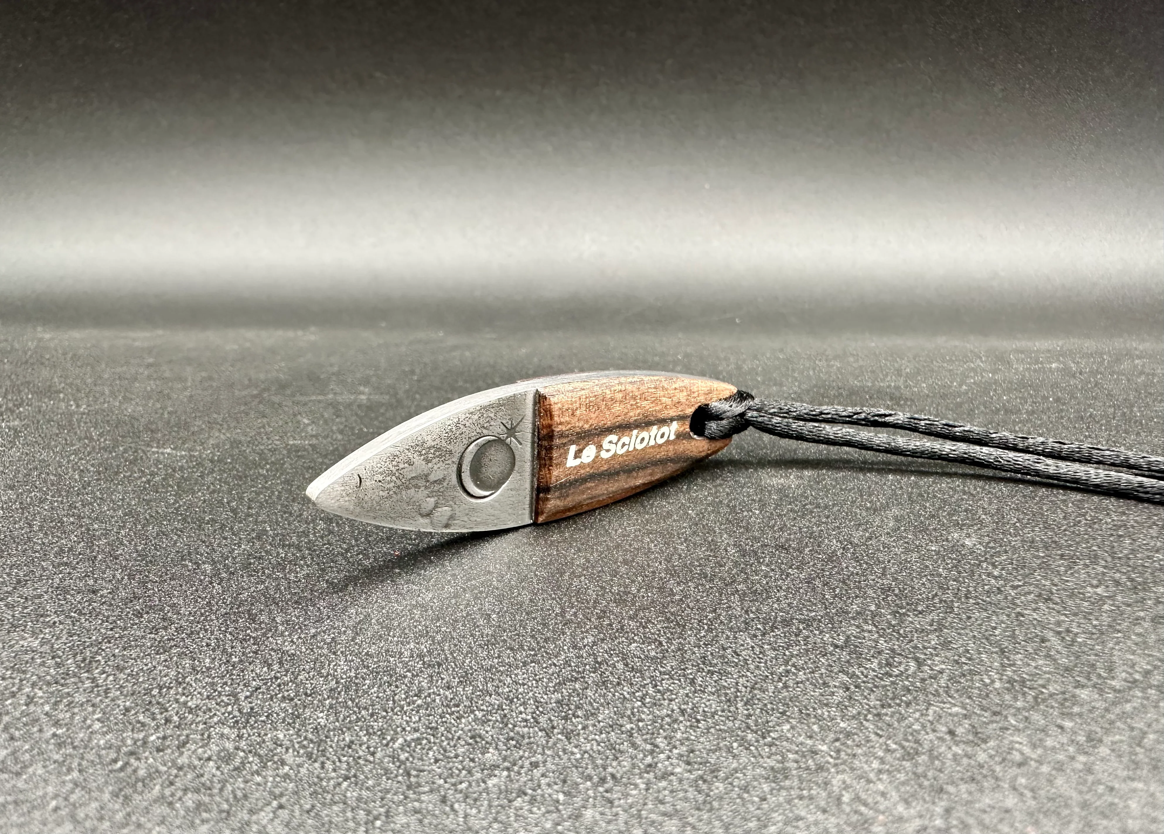 Le Sciotot pendentif Inox et Noyer