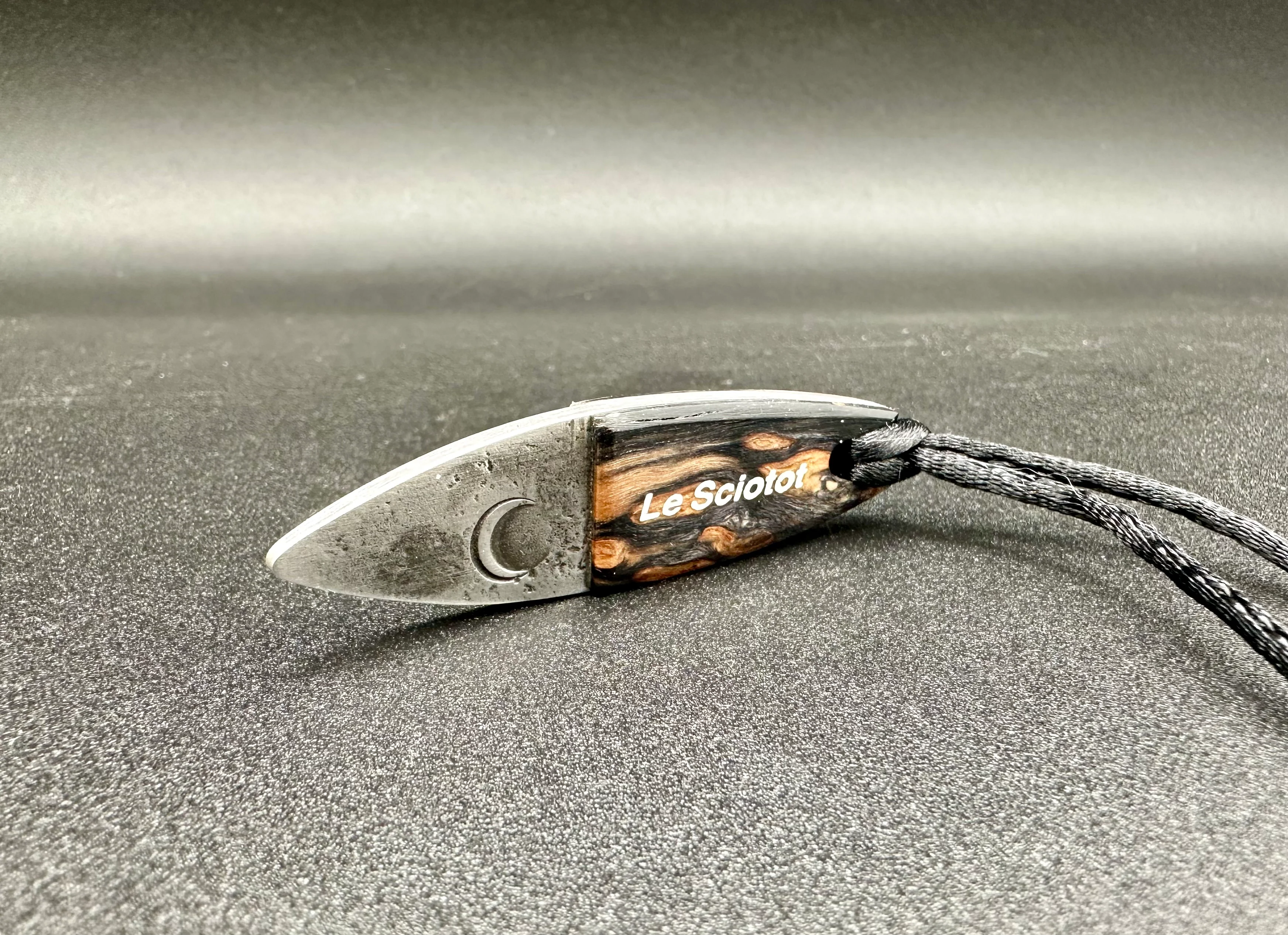 Le Sciotot pendentif Inox et Bouleau Madré stabilisé