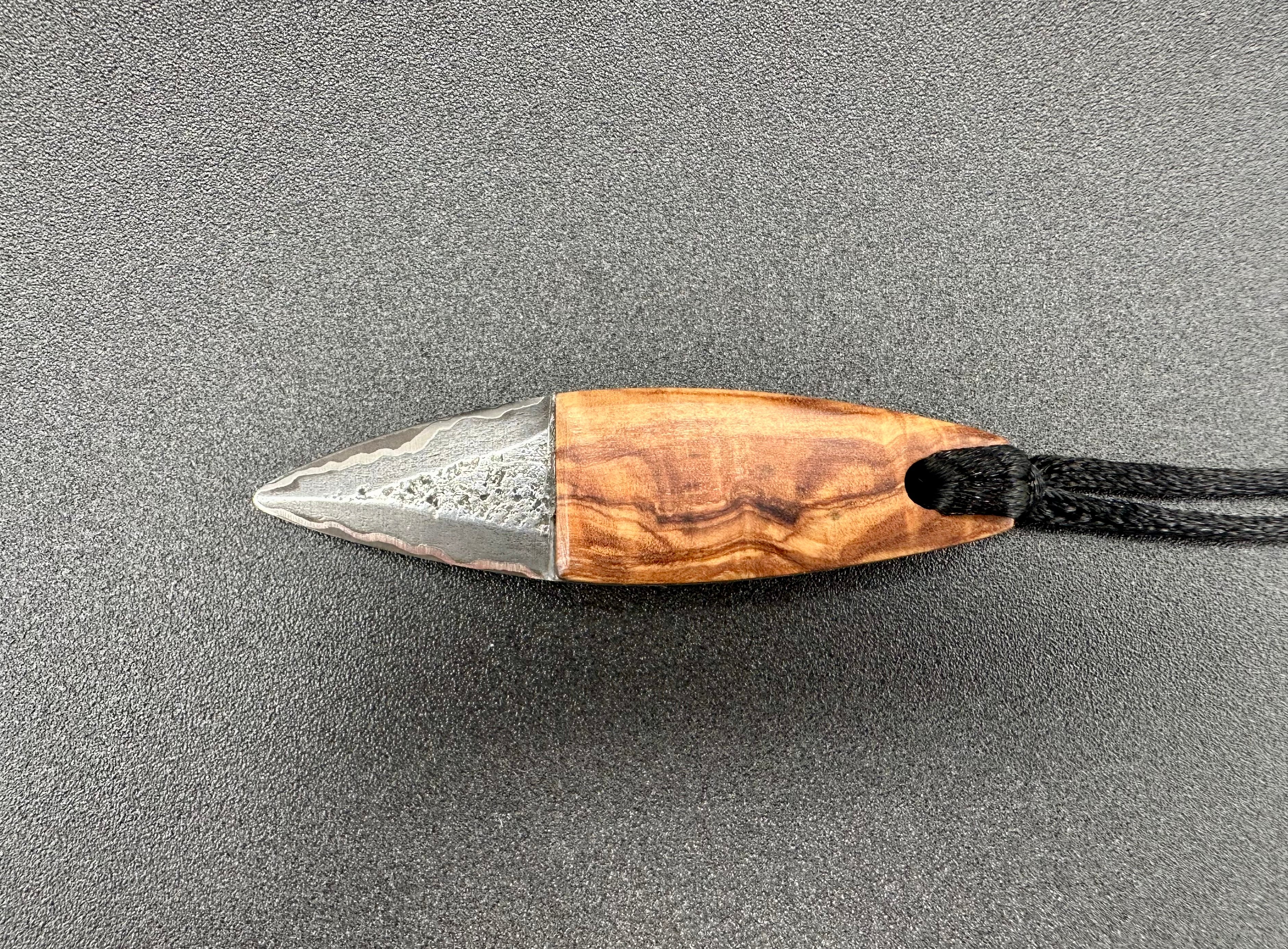 Le Sciotot pendentif GoMaï Carbone/Nickel et loupe d'Olivier